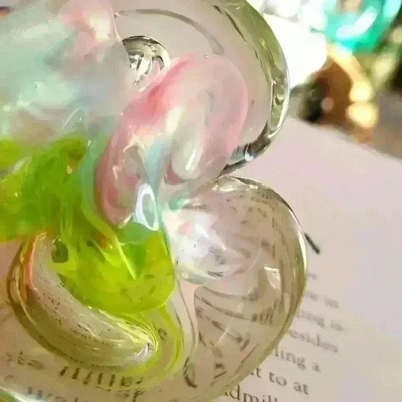 Glass  heart paper weight - Picture 5 of 12